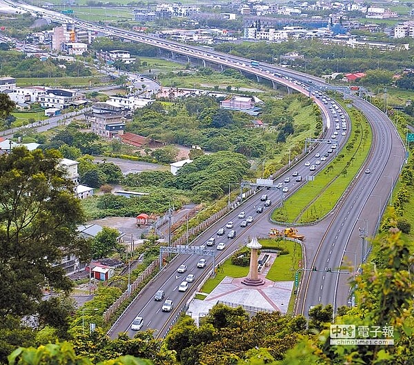 大年初四國道5號一早就湧入了返鄉的車潮，進入雪隧前的北上路段車潮大排長龍。（季志翔攝）

