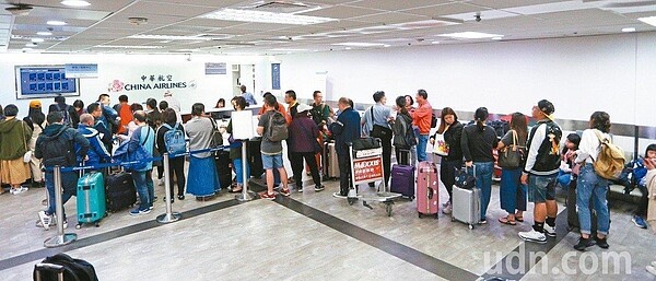 桃園市機師工會昨宣布罷工,從小港機場出發的華航班機昨天上午有四個航班受影響取消,一大早有許多旅客前來排隊等候。 記者劉學聖/攝影