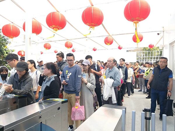 台中花博昨天湧入12萬人,創單日入園人數新高,遊客大排長龍,等待入園。圖/台中市政府提供