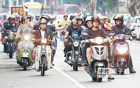 車輛公會希望2035年燃油機車禁售大限,再延5年。圖為二行程機車騎士繞行立法院抗議。(本報資料照片)