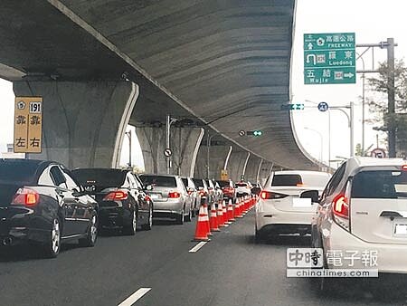 9天春節連假即將結束,國道5號湧現大量北返車潮。(胡健森攝)