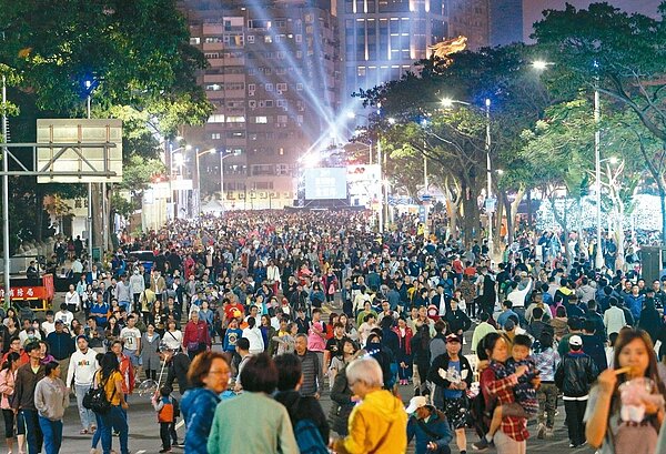 高雄燈會金銀河昨晚登場，愛河兩旁的燈區湧入數萬人潮前來賞燈，場面熱烈。 記者劉學聖／攝影