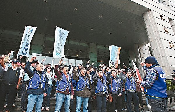 華航勞資昨天協商，工會等數十位成員在交通部外聲援。 記者林澔一／攝影
