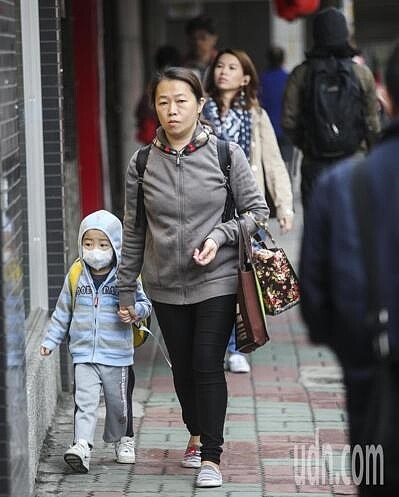 明天開工、開學，中央氣象局說桃園以北及宜蘭整天偏涼，中南部日夜溫差大。聯合報系資料照
