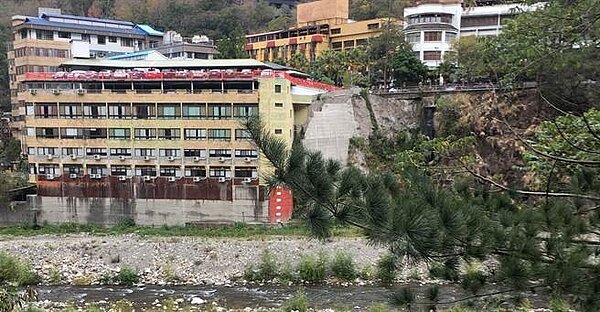 1歲女童疑身軀太小,穿過觀景平台欄杆,從飯店頂樓墬落溪谷喪命。(王文吉翻攝)