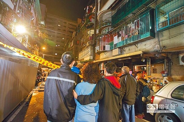 新北市板橋區新海路一處5樓公寓住宅9日凌晨發生瓦斯氣爆，現場住戶心有餘悸抱在一起。（杜宜諳攝）