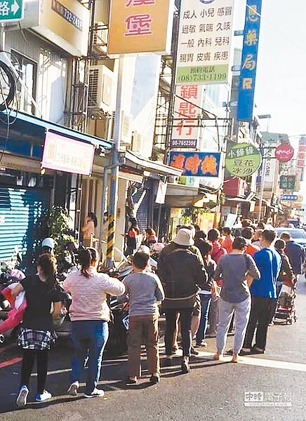 過年期間屏東有診所提前開工,掛號人潮從診所排到馬路上,有患者見狀戲稱「就像來領福袋」。(林和生翻攝)