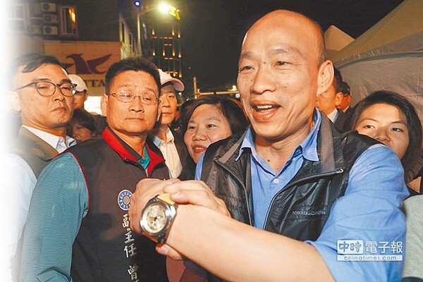 高雄市長韓國瑜在跑行程時,大方展示王世堅送的手表。(林瑞益攝)