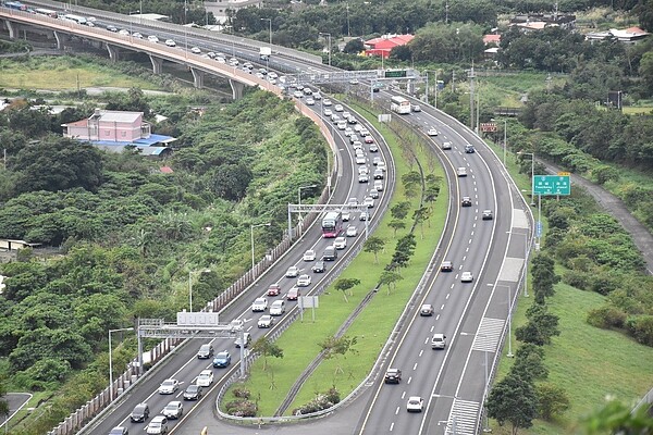 高公局建議國道北上用路人,盡量於上午十時前出發。 記者江婉儀/攝影