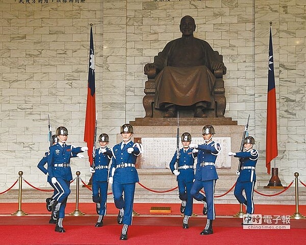 文化部提出中正紀念堂兩套轉型方案,其中提出建議撤出三軍儀隊,但已被國防部拒絕。圖為中正紀念堂內禮兵交接,吸引眾多遊客目光。(中國時報資料照片)