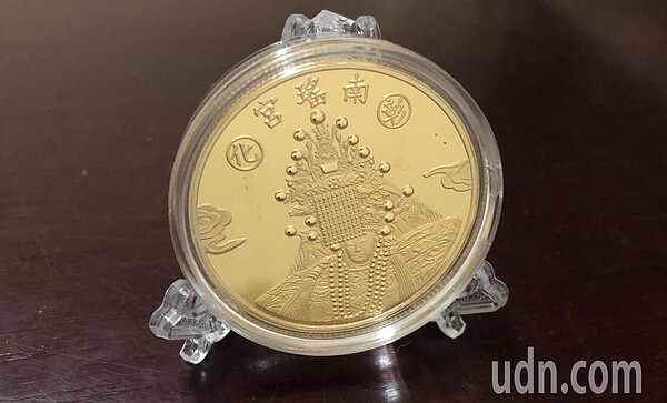 彰化南瑤宮錢母還提供小架子方便擺飾。記者林敬家/攝影