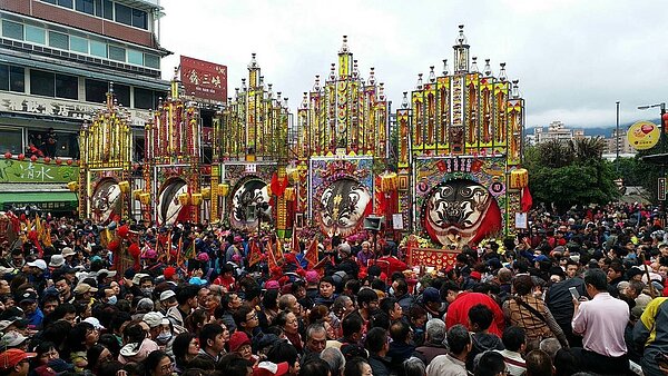 三峽長福巖清水祖師廟每年大年初六都辦「賽神豬」敬神,頭家會佈置好彩排祭祀。圖/民眾提供