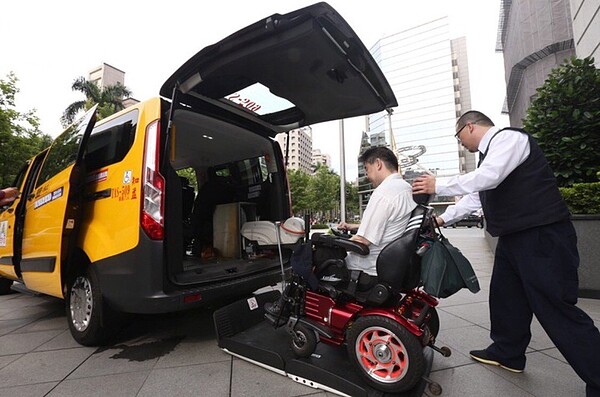 為了鼓勵無障礙計程車可以真正服務行動不便者,北市公運處今年修改補助方式,每月最高上限5千元。圖/聯合報系資料照片