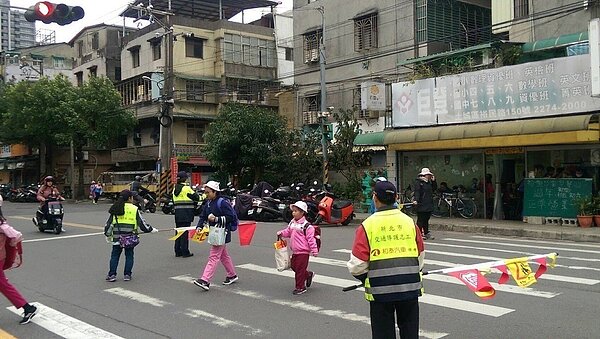 新年連續假期結束,今天是全國各中、小學第二學期開學日,新北市警土城分局規劃「護童專案」,保護學童校園安全。記者袁志豪/翻攝