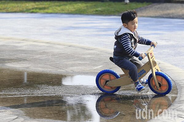 中央氣象局指出，12日起東北季風減弱，白天氣溫逐漸回升，各地高溫普遍在24、25度以上，中南部更可以來到29、30度。聯合報系資料照／記者林伯東攝影