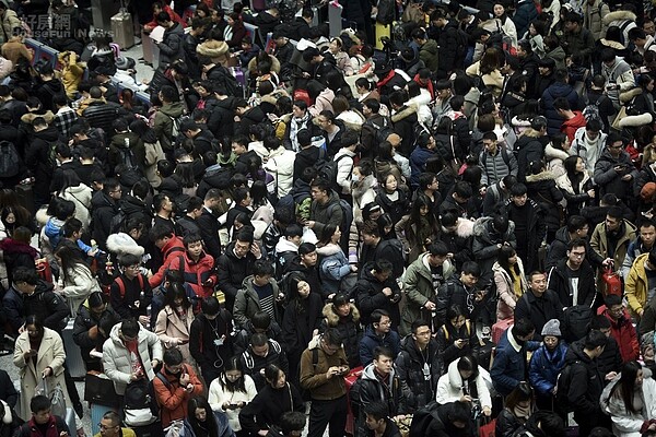 中國結束農曆春節休假,杭州周日湧現返回工作崗位的人潮。美聯社