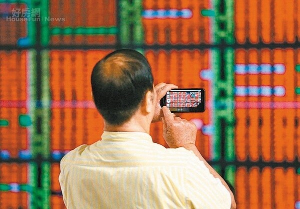 台股豬年開紅盤,在台積電大漲7元之下,加權指數大漲120點,站上10,052點。聯合報系資料照