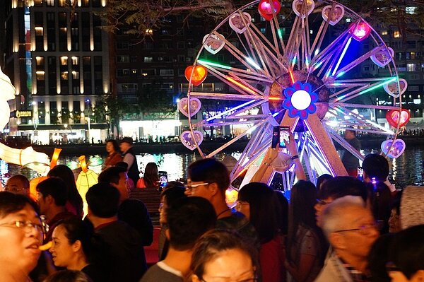 愛情摩天輪造型燈籠話題十足。記者林伯驊/攝影