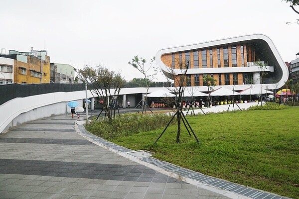 蘆洲溪墘公園含多功能空間,滿足民眾娛樂、休憩與停車等需求。