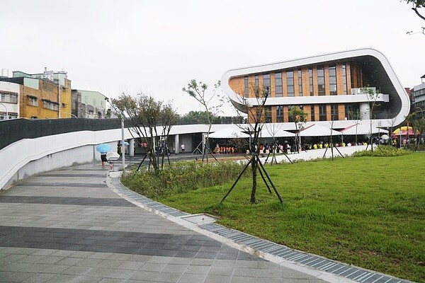 蘆洲溪墘公園含多功能空間，滿足民眾娛樂、休憩與停車等需求。