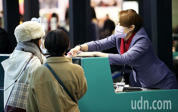 華航機師罷工進入第四天,部分旅客滯留在國外無法回台,衍生的食宿及交通費須自付或由旅行社代墊。交通部表示,華航今天確認承諾賠償滯留旅客。聯合報系資料照/記者陳嘉寧攝影