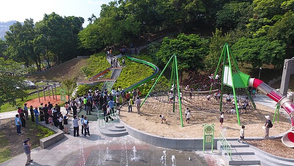 依地型起伏設置的超長滾輪滑梯及攀爬網是錦和公園遊戲場最大的特色。(圖/新北市政府)