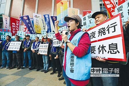 
華航機師罷工11日邁入第4天，數十個勞工團體齊聚台北松山機場聲援。圖／黃世麒
 