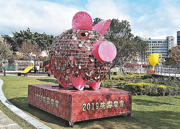 桃園燈會三民燈區有多個生肖豬花燈。 記者曾增勳／攝影