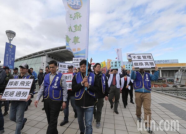 華航機師工會發動罷工，昨天桃產總、台灣郵政等其他工會串連聲援。記者許正宏／攝影 