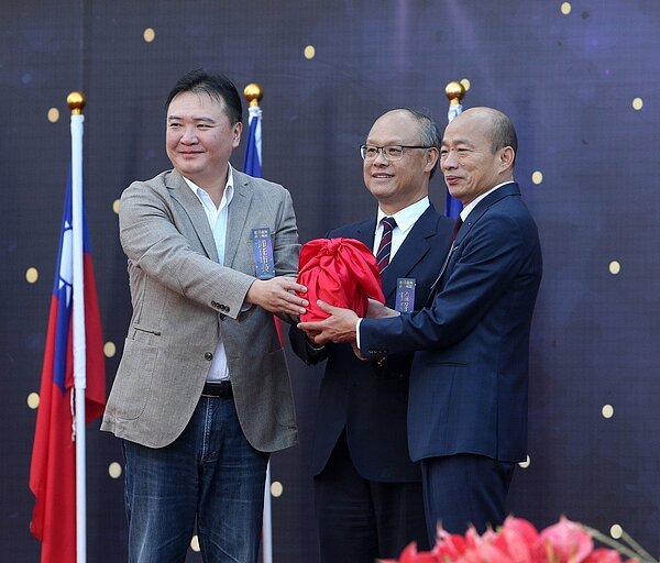 網路瘋傳高雄市長官邸發現100萬現金,前高市代理市長許立明(左一)表示,要造謠,也不要選在開工第一天。圖/本報資料照片