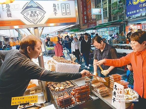 六合夜市烏魚子店家笑說，韓流加持生意好上2成。（柯宗緯攝）