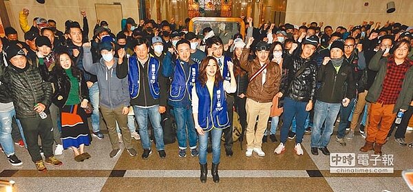 華航與桃園市機師職業工會11日進行的二度勞資座談再度破局，機師工會理事長李信燕（前中）與機師們在交通部大廳，喊口號，表達立場。（劉宗龍攝）