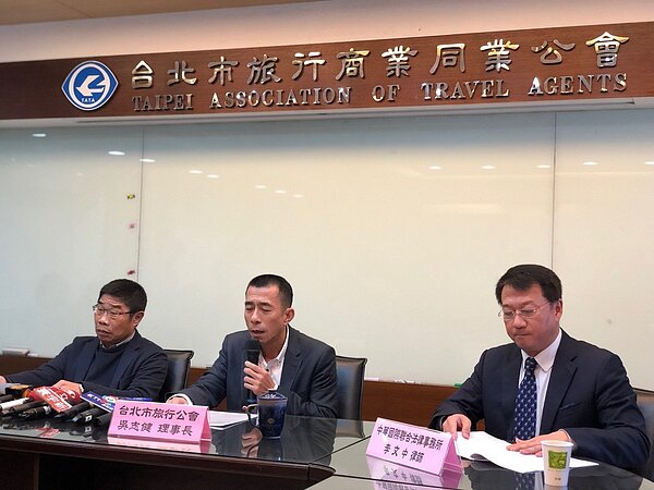 台北市旅行商業同業公會理事長吳志健、中華國際聯合法律事務所律師李文中等出席現場,共同發表4點聲明。記者魏妤庭/攝影
