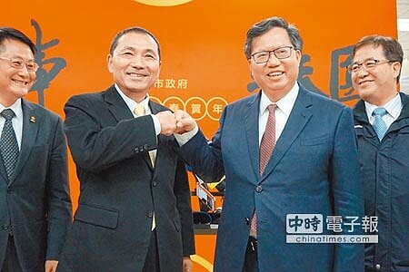 桃園市長鄭文燦(右)與新北市長侯友宜(左)互動密切。(甘嘉雯攝)