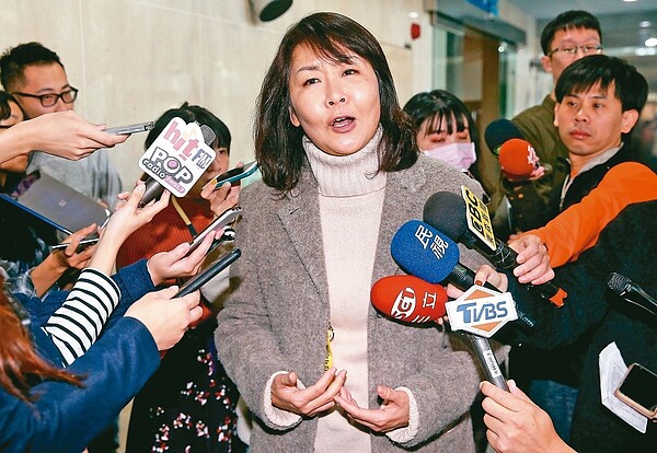 機師工會常務理事陳蓓蓓代表勞方出席華航勞資協商。 記者余承翰/攝影