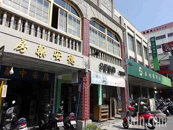 屏東縣政府結合綠建築與老屋改造計畫,成功改造逢甲路上4連棟的日式老屋門面,過年期間吸引不少人拍照。記者翁禎霞/攝影