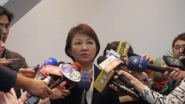 台中市長盧秀燕表示,市府財政嚴峻,選舉政見「恢復老人健保補助」,上半年追加預算確定不列入,如果今年找得出錢就會實施,否則明年也會上路。記者洪敬浤/攝影