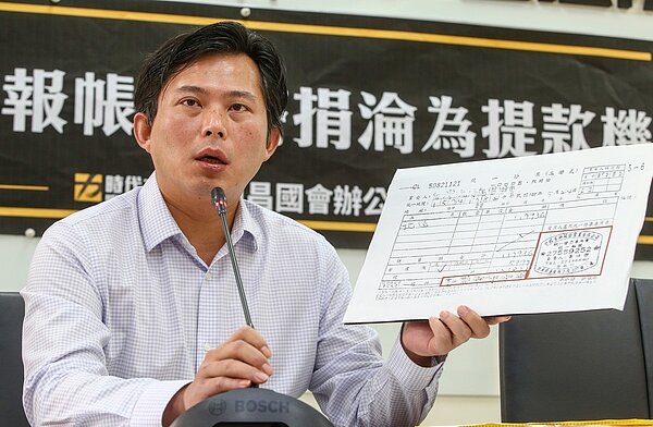 時代力量立委黃國昌舉行「造假虛報帳目 菸捐淪為提款機」記者會,指控衛福部國健署放任菸捐被詐領,並出示戒菸治療管理中心和廠商的交易發票,要求檢調偵查「假交易發票」、「人頭薪資帳戶」詐領政府菸捐補助公款。
記者陳柏亨/攝影