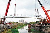 萬年溪整治成功　景觀橋5月底完工