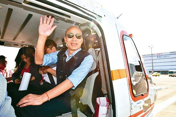 高雄市長韓國瑜搭直升機視察愛河。 高市府/提供
