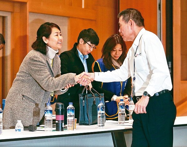 近11小時的「紅眼協商」結束，華航總經理謝世謙（右）與桃園市機師職業工會常務理事陳蓓蓓（左）握手致意。 記者鄭清元／攝影