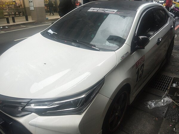 基隆市仁二路、延平街口一棟大樓外牆屋簷突出的部分發生磚磚剝落,整個水泥夾雜十多磚塊往下砸,停在路邊一輛白色轎被砸到,車燈破裂、車頂凹一個洞。記者游明煌/攝影