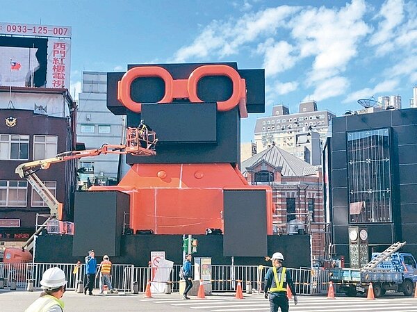 台北燈節16日到24日在北市西區熱鬧登場,主燈「百變豬寶亮晶晶」昨已在西門紅樓前測試LED等設備。 圖/北市觀傳局提供