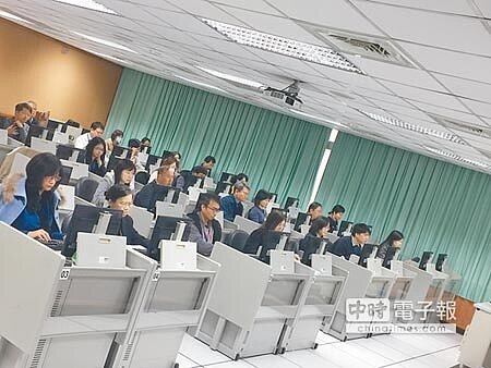 大考中心閱卷老師評卷。(簡立欣攝)