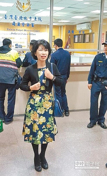 台北市長柯文哲妻子陳佩琪不滿三立電視政論節目,質疑柯財產來源不明,她提告求償500萬並要求道歉,昨她首度出庭並哽咽控訴。(林偉信攝)