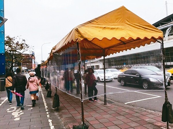 南港展覽館9026站候車亭設置防水雨遮近日完工，嘉惠通勤族。 圖／張之豪提供