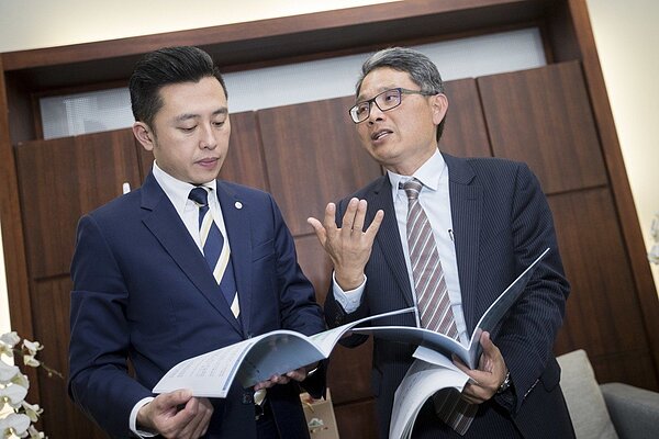 新竹市長林智堅(左)與水利署長賴建信(右)今下午針對新竹水情會談。圖/新竹市府提供