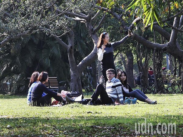 中央氣象局說,今天東北風強度比昨天稍減弱,預測明天北部及東北部高溫23至25度,東部及東南部27至28度,中南部仍可達到30度以上。聯合報系資料照/記者陳易辰攝影