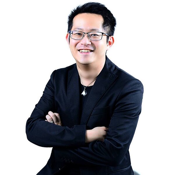 陸元琪的男友呂元鐘小她11歲,但在網購事業已努力開闢一片天。圖/呂元鐘臉書