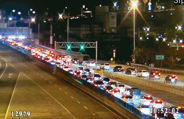 國道5號雖然有宜四匝道協助分流,但春節期間,頭城交流道從初三起,北上還是塞到紫爆。 圖/擷取自高公局即時影像